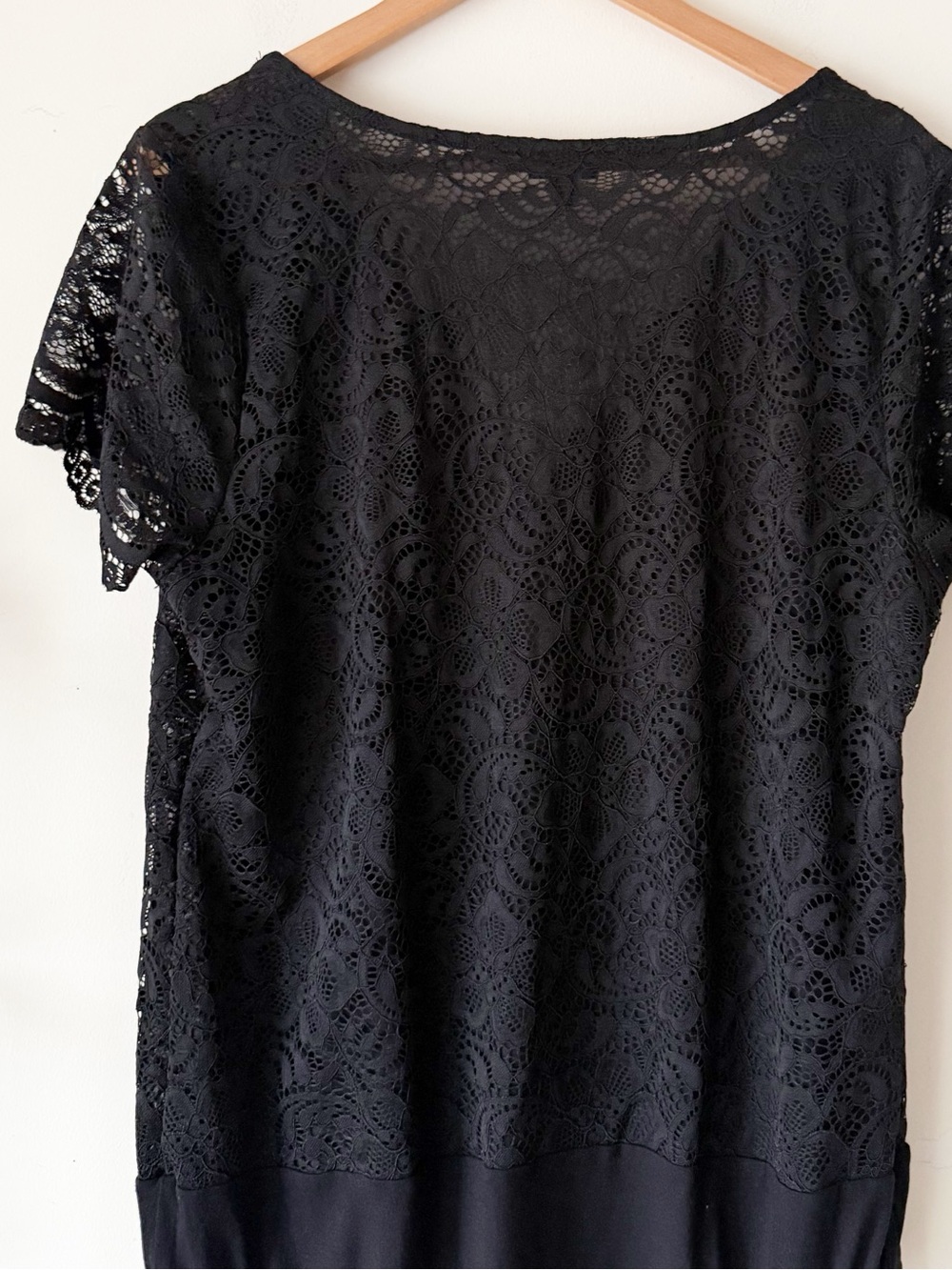 Torrid Black V-Neck Lace Bodysuit Short Sleeves
Scalloped Trim Size 1X 14/16 - Picture 10 of 16